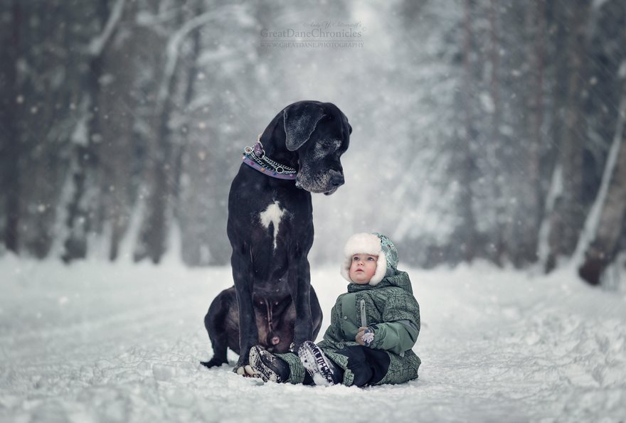 15 รูปภาพถ่ายของเด็กเล็ก ๆกับสุนัขพันธุ์ใหญ่ที่ดูแล้วแสนอบอุ่น