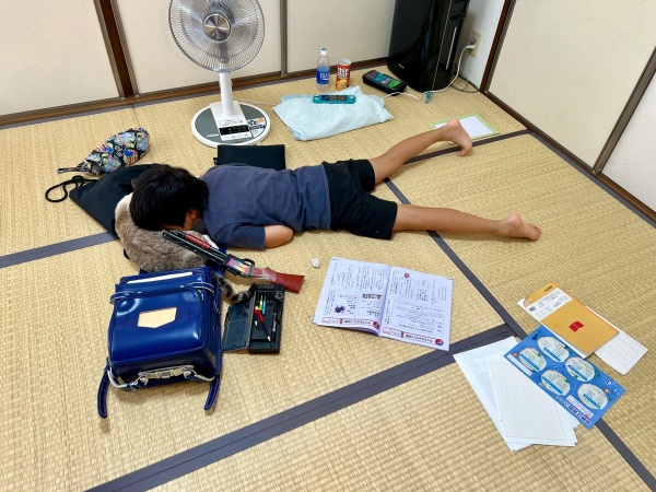 หนูน้อยเหนื่อยล้าจากการบ้าน เลยหากิจกรรมผ่อนคลายซะหน่อย